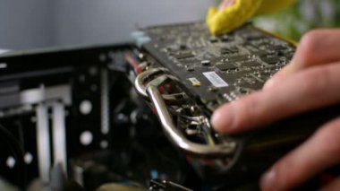 Elektrik devre kartı Gpu ekran kartı ıslak profesyonel bir bezle toz temizleme