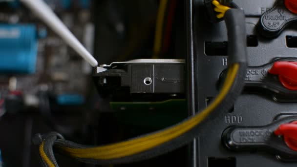 A equipe do trabalhador de manutenção profissional é slots de unidade HDD para PC de limpeza de pressão — Vídeo de Stock