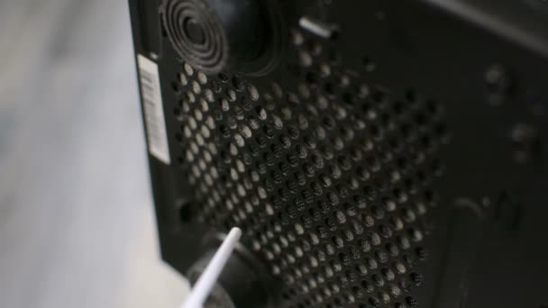 Soplar el polvo de la fuente de alimentación de PSU rejilla inferior mantenimiento profesional de PC — Vídeos de Stock