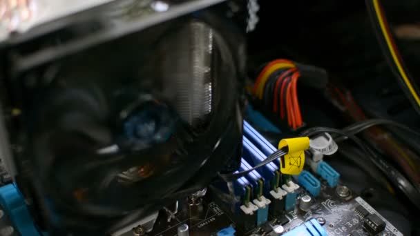 Desligamento de um computador pesonal vista interna no movimento do cooler da CPU — Vídeo de Stock
