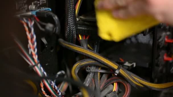 Natte doek schoonmaken incide Pc personal computer elektrische apparaat onderhoud — Stockvideo