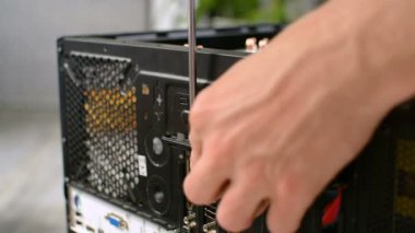 PC kişisel bilgisayar kasasının çözülüyor arka arka demiryolu closeup tarafından sökülmesi