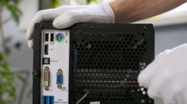 PC kişisel bilgisayar kasasının arka kaldırma master tarafından bakım personeli gevşeterek