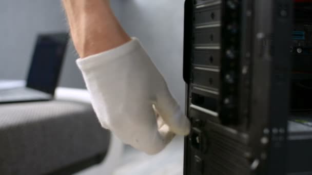PC-Wartungsmeister schraubt Schraubenbolzen ab und öffnet Gehäuse — Stockvideo