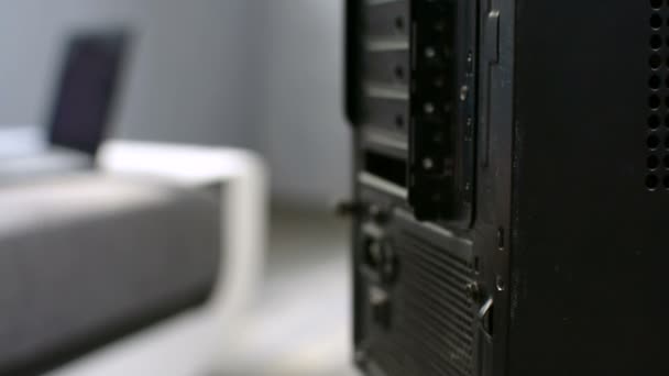 PC manutenção do computador pessoal por mestre removendo caso afrouxamento parafuso closeup — Vídeo de Stock