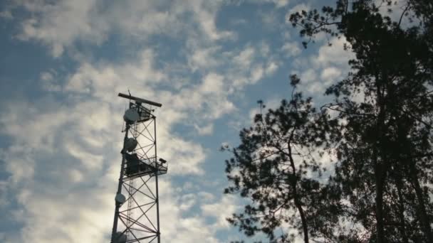 Rotación de radar plato en la torre de telecomunicaciones cielo azul en crepúsculo puesta de sol — Vídeos de Stock