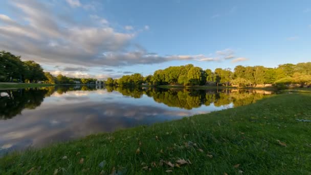 Paisaje timelapse de movimiento después del atardecer cielo nublado que refleja en el lago — Vídeos de Stock