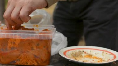 Closeup el shaslik Barbekü kebap et yemek hazırlama bir bıçak ile kesme.