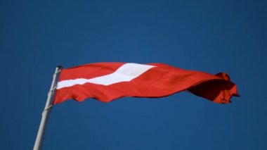 Rüzgarda büyük yüksek bayrak direğine Letonya bayrağı