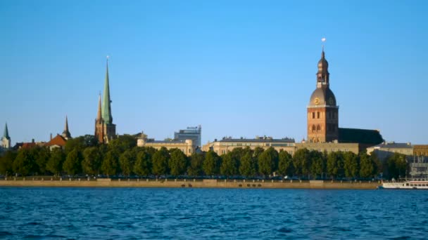 Speedup movimento timelapse da cidade de Riga Panorama da cidade velha no pôr do sol do rio Daugava — Vídeo de Stock