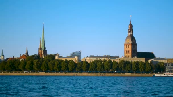 Riga stadsgezicht wallpaper Old Town panorama met Westelijke Dvina en heldere hemel — Stockvideo