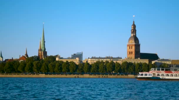 Panorama da Cidade Velha de Riga com grande cortador de navio de cruzeiro passando pelo rio Daugava — Vídeo de Stock