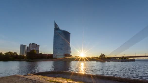 Timelapse du coucher du soleil avec immeuble d'affaires gratte-ciel bancaire dans le centre-ville de Riga 