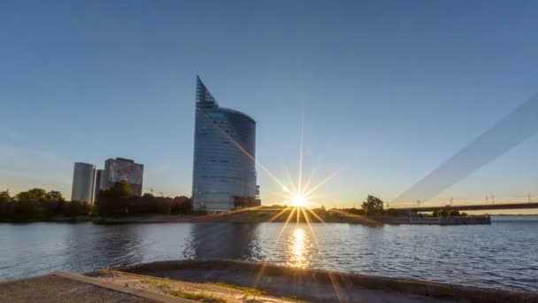 Timelapse zachód słońca z biznes budynek drapacz banku w Riga city downtown — Wideo stockowe