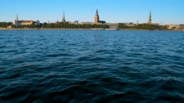 Riga cityscape Old Town panorama metin arka plan boşaltmak için nehir su ile