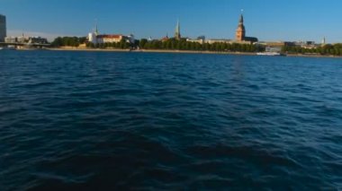 Riga Old Town cityscape pan hareket alanı ile metin arka plan boşaltmak için vurdu.