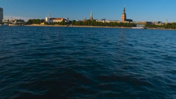 Riga Cidade Velha cityscape pan motion shot com espaço para texto fundo copyspace — Vídeo de Stock
