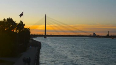 Riga ünlü kablo köprü siluet kirece dramatik akşam alacakaranlık günbatımı gökyüzü