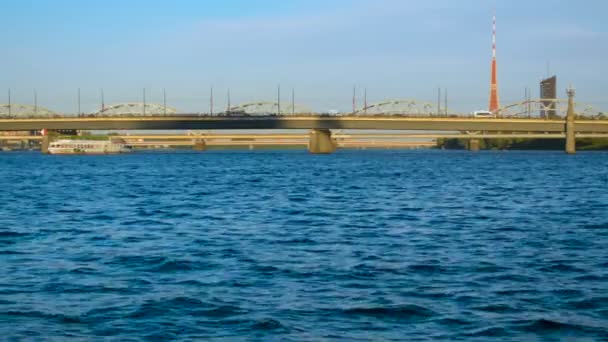 Πολλαπλάσιες γέφυρες στην επιφάνεια του ποταμού πάνω από κάθε άλλο με απασχολημένος traffic για: Ρίγα — Αρχείο Βίντεο