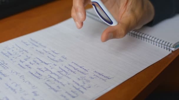 Estudiante pensando duro haciendo tarea o examen de escritura prueba mano de cerca — Vídeo de stock