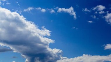 Yağmur sonrası timlapse güneşli gün mavi gökyüzünde bulut arka plan hareketli