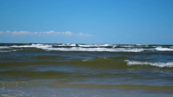 Stormachtige golven langzaam rollen op strand op een zonnige dag minimalistische achtergrond — Stockvideo