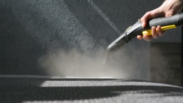 Hand putzt Sofa mit einem Dampfreiniger. Hausreinigungskonzept. — Stockvideo