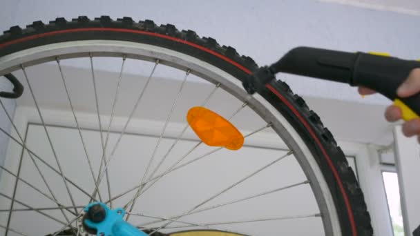 Limpeza de bicicleta de ciclismo com um aspirador de vapor. Conceito de limpeza de dispositivos domésticos . — Vídeo de Stock