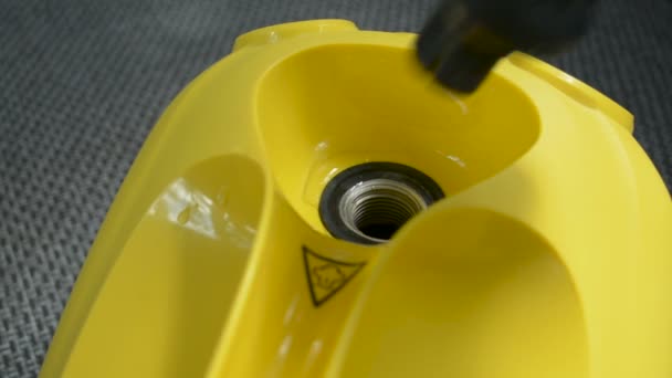 Закрытие водопроводной крышки на пароочистителе с предупреждающим знаком крупным планом — стоковое видео