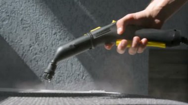Karcher aygıtla bir koltuk Temizleme Buhar. Ev temizlik kavramı.