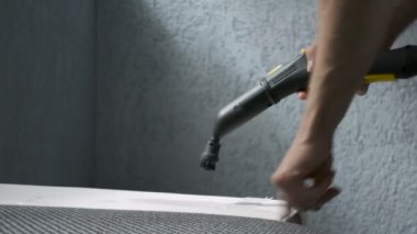 Karcher aygıtla bir koltuk Temizleme Buhar. Ev temizlik kavramı.