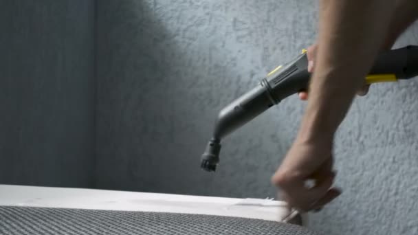 Stoomreiniging een bank met Karcher apparaat. Huis reiniging concept. — Stockvideo