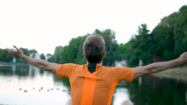 Tinédzser ül a parkban, emeli a kezét, Vertex, jóga, meditáció — Stock videók