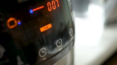 Çok Ocak Led Ekran ekran closeup çalışırken, yemek yiyecek hazırlama