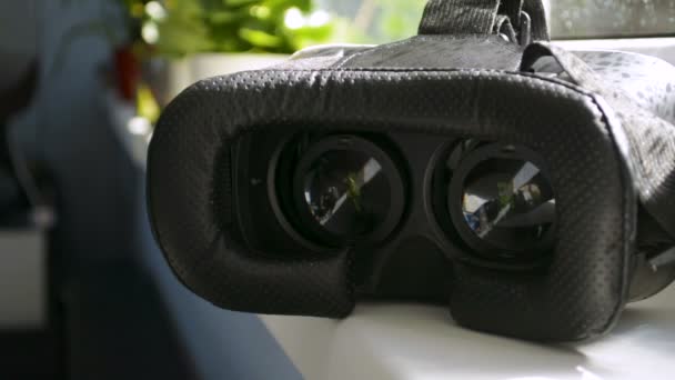 360 Vr εικονική πραγματικότητα γυαλιά 3D γυαλιά παίζοντας παιχνίδια, βλέποντας κινηματογράφο ταινία — Αρχείο Βίντεο