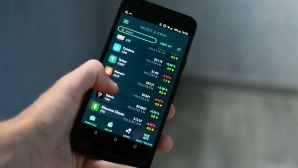 Bladeren door vele altcoin cryptocurrencies in Ethos mobiele universele portemonnee — Stockvideo