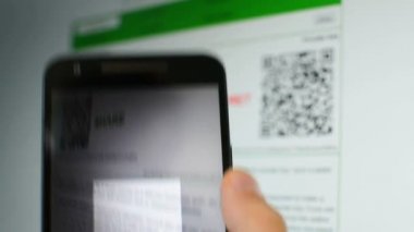 Tarama QR kod ile hareket eden telefon--dan bilgisayar ve dükkanda bitcoin ile ödeme