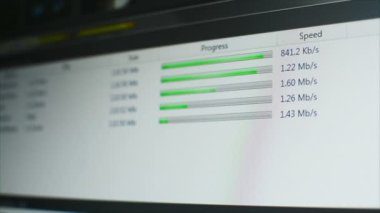 Dosya upload download yeşil ilerleme çubuğu hız göstergesi üstünde belgili tanımlık perde ile ftp