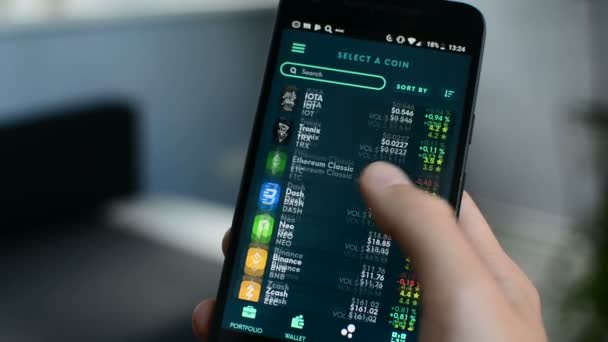 Lista muito longa de criptomoedas, Bitcoin, altcoins em Ethos carteira universal — Vídeo de Stock