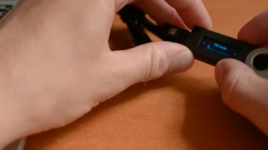 Laptop ve güvenli PIN kodunu girme defter Nano Bitcoin donanım cüzdan aygıta taktıktan