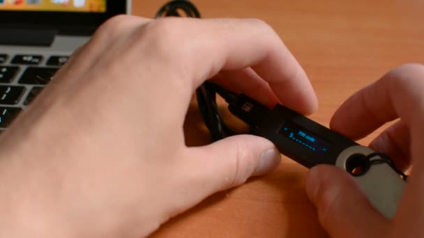 Eingabe sicherer PIN-Code auf Ledger Nano Cold Hardware Bitcoin Wallet und Zugriff auf Gelder — Stockvideo