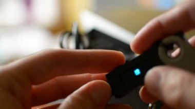 Hacker defter soğuk donanım Bitcoin cryptocurrency cüzdanından para çalmaya çalışır, güvenlik PIN kodunu girmek başarısız