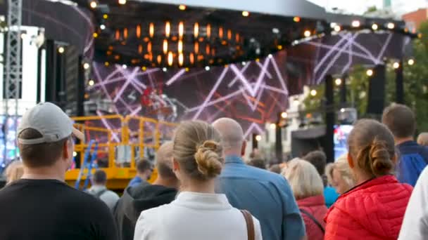 Rozdílní lidé dav na živý rock koncert hudební scéně sočást na čerstvém vzduchu — Stock video