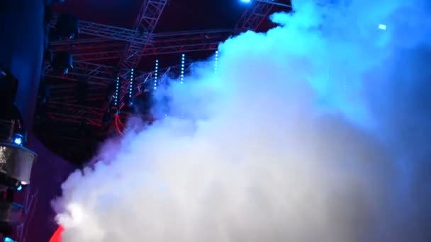Obrovské jeviště scénu kouřová clona na živé hard rockový koncert ve volné krajině — Stock video