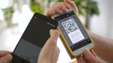 Peer-to-peer dijital cryptocurrency Bitcoin, dijital nakit işlem kavramı üzerinden erkek ve kadın exchaning para