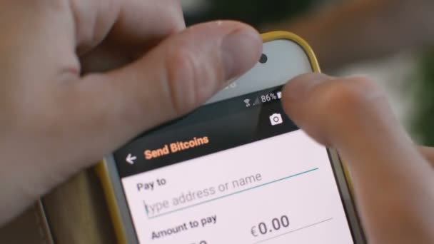 Transferencia de Bitcoin criptomoneda al teléfono inteligente mediante el escaneo de código QR, futuro de la venta al por menor en las tiendas, concepto de efectivo digital — Vídeos de Stock