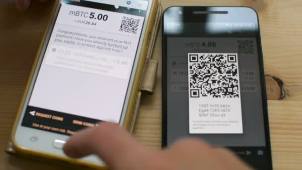 Sending Bitcoin Between Smartp!   hones By Scanning Qr Code Future Of Retail Transaction In Shop Digital Cash Concept - 