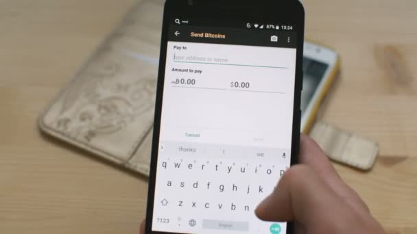 Tarama Qr kodu, akıllı telefonlar arasında Bitcoin gönderme eşya, dijital nakit konsept perakende hareketinin gelecek — Stok video