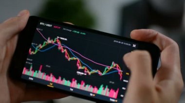 İşadamı analiz ve Bitcoin fiyat grafik dijital döviz cep telefonu ekranında, cryptocurrency gelecekteki fiyat eylem tahmin kavramı üzerinde tahmin