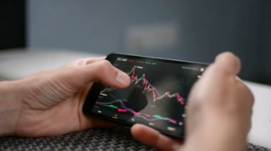 İşadamı analiz ve Bitcoin fiyat grafik dijital döviz cep telefonu ekranında, cryptocurrency gelecekteki fiyat eylem tahmin kavramı üzerinde tahmin